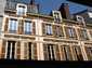  belle façade avec volets marrons